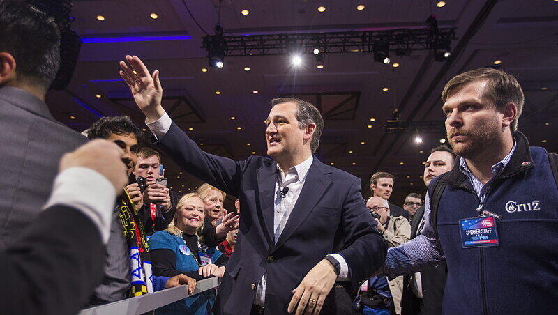 Ted Cruz gewann die Vorwahlen der Konservativen in den beiden US-Bundesstaaten Kansas und Maine mit deutlichem Abstand. Am Freitag feierten ihn Republikaner bei einer Konferenz. Ted Cruz gewann die Vorwahlen der Konservativen in den beiden US-Bundesstaaten Kansas und Maine mit deutlichem Abstand. Am Freitag feierten ihn Republikaner bei einer Konferenz.