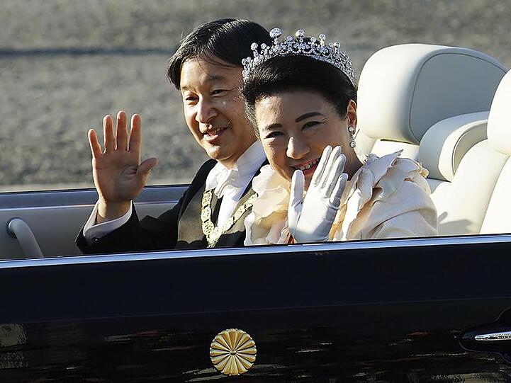 Kaiser Naruhito und Kaiserin Masako bei der Parade zur Inthronisation.