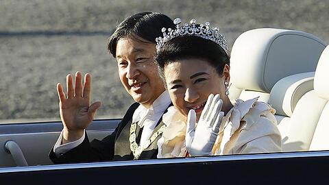 Kaiser Naruhito und Kaiserin Masako bei der Parade zur Inthronisation.