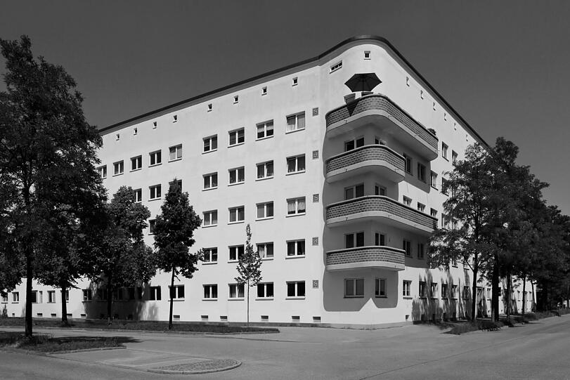 Der Amerikanerblock am Steubenplatz in Neuhausen beeindruckt mit runden Eckbalkonen.