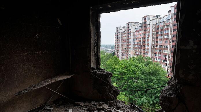 Blick aus einer durch russischen Beschuss zerstörten Wohnung in Charkiw.