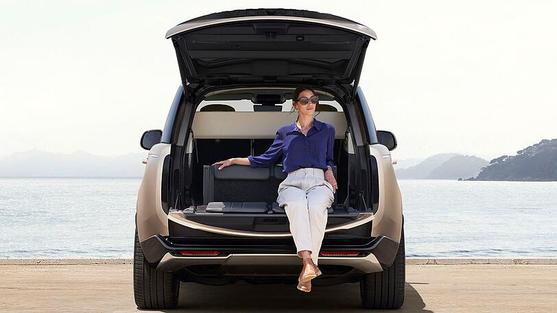 Tea-Time: Es gehört zum guten Ton, dass der Range Rover auch edles Picknick-Gestühl feilbietet.