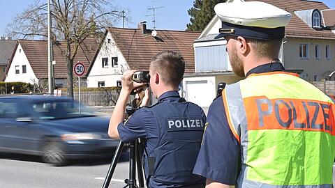 Bundesweiter 24-Stunden-Blitzmarathon, hier in Haar. Auf der Wasserburger Landstraße kontrollierten Polizisten am 24. März 2022 per mobiler Messstation.