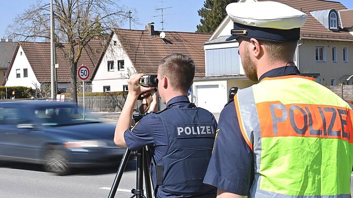 Bundesweiter 24-Stunden-Blitzmarathon, hier in Haar. Auf der Wasserburger Landstraße kontrollierten Polizisten am 24. März 2022 per mobiler Messstation.