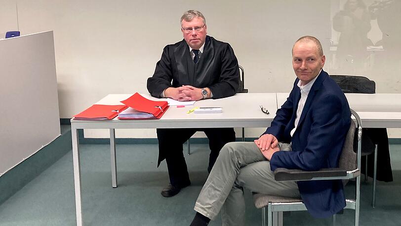 Der Berliner AfD-Politiker Kai Borrmann (vorne r.) mit seinem Anwalt Uwe Wolfgang Kasper.