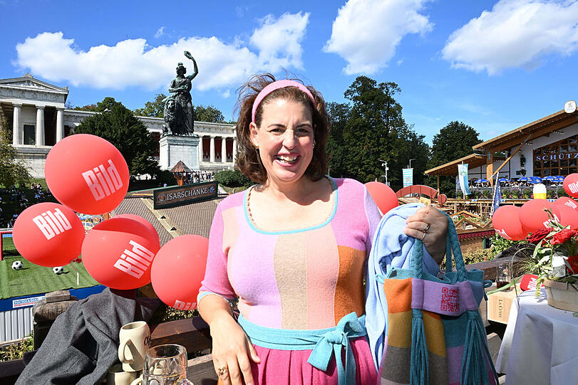 Auch Elena Uhlig feierte beim Wiesn-Auftakt mit.