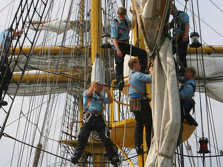 Matrosen an Bord der "Gorch Fock"
