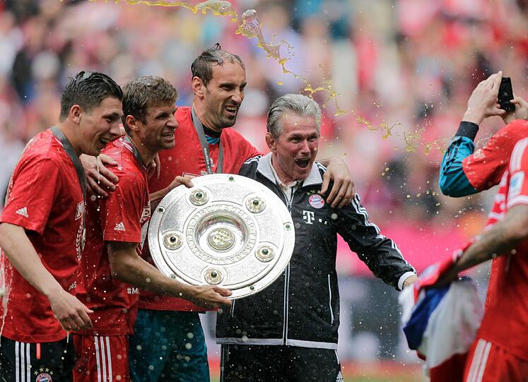 Achtung, Weißbierdusche von links: Trainer Jupp Heynckes , Tom Starke, Thomas Müller und Emre Can.