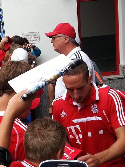 Auf dem Weg von der Säbener Straße zum Mannschaftshotel. Die Bayern-Stars gaben wartenden Fans vor dem Bundesliga-Auftakt noch ein paar Autogramme. Hier die Bilder.