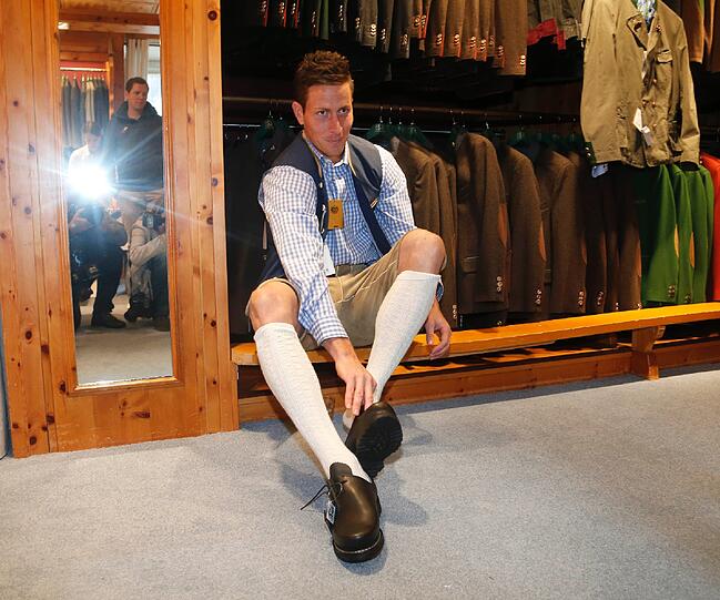 Haferlschuhe statt Fußballtreter. Rob Friend bei der Schuhprobe.