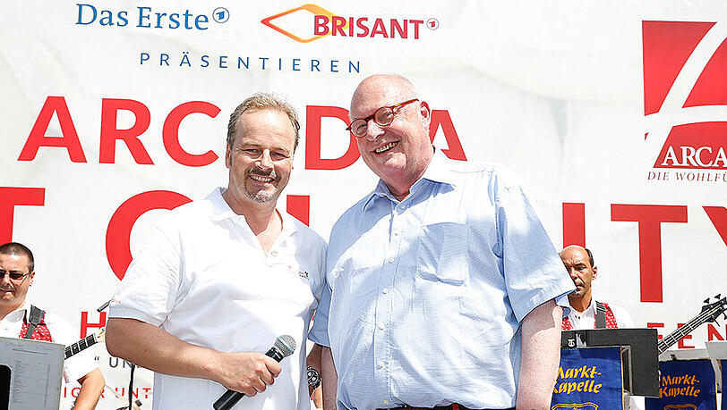 Dr. Baumhögger (re.) bei dem ARCADIA Flut Charity Event Dr. Baumhögger (re.) bei dem ARCADIA Flut Charity Event