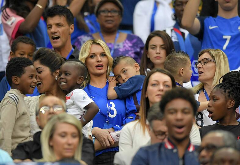 Luivine ist die bessere Hälfte des französischen Senkrechtstarteters Dimitri Payet. Hier beim EM-Eröffnungsspiel zwischen Frankreich und Rumänien.