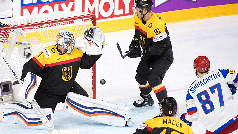 Russlands Wadim Schipatschow trifft gegen Deutschlands Torwart Thomas Greiss zum 1:0.