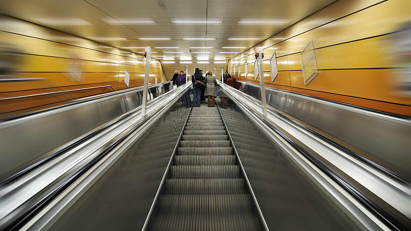 Die Rolltreppen, die vom U-Bahnhof Stachus nach oben führen, sind knapp 30 Meter lang.