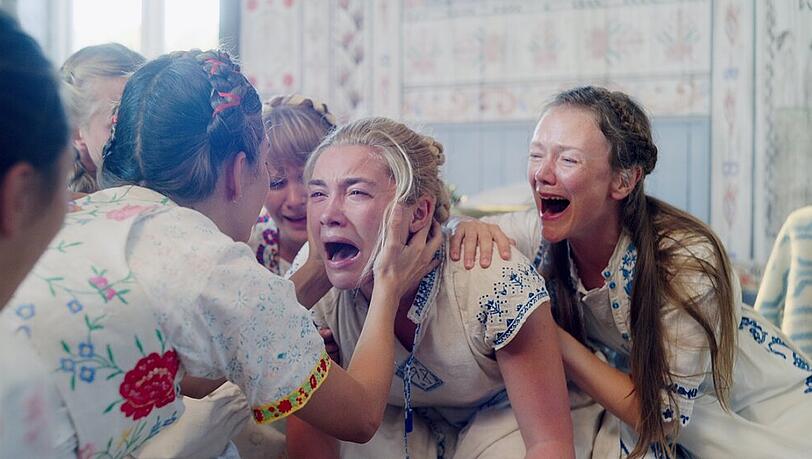 Florence Pugh (Mitte) lässt sich auf ein tödliches Abenteuer in Skandinavien ein Florence Pugh (Mitte) lässt sich auf ein tödliches Abenteuer in Skandinavien ein