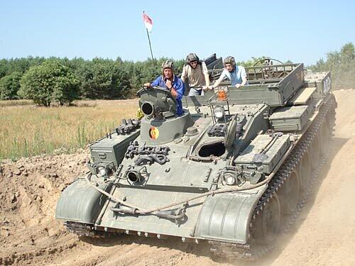 T55 mit Mitfahrern, Foto: Panzerfahrschule