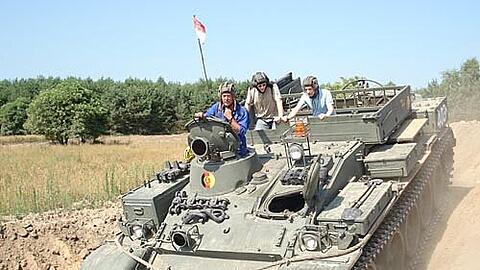 T55 mit Mitfahrern, Foto: Panzerfahrschule