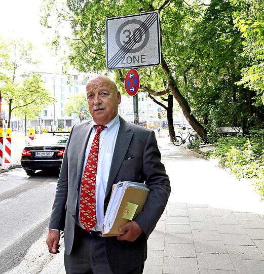 Klagt: Helmut Maciej vor dem Tempo-30-Schild in der Sophienstraße.