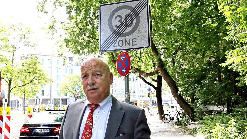 Klagt: Helmut Maciej vor dem Tempo-30-Schild in der Sophienstraße. Klagt: Helmut Maciej vor dem Tempo-30-Schild in der Sophienstraße.
