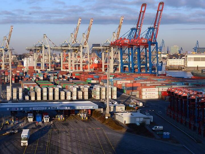 Der Hamburger Hafenumschlag stagniert seit Jahren und der einstmals zweitgrößte Hafen Europas ist schon lange auf Rang drei zurückgefallen.