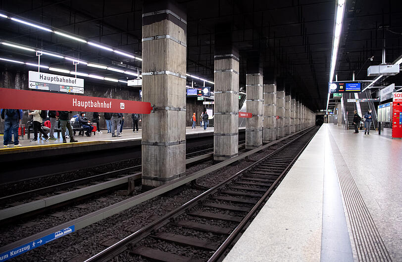 Trotz Streiks warteten am Dienstagmorgen einige Fahrgäste am Hauptbahnhof auf eine U-Bahn.