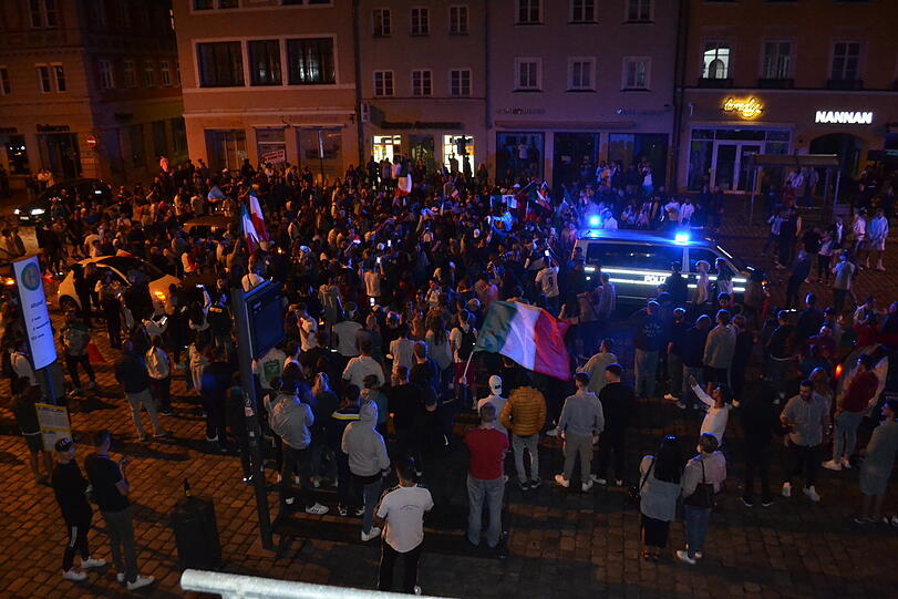 Die Polizei muss nur einmal eingreifen, als Feuerwerkskörper in der historischen Landshuter Altstadt gezündet werden.