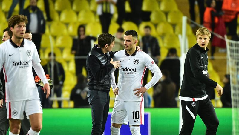 Frankfurts Trainer Oliver Glasner und Filip Kostic unterhalten sich nach dem Spiel.