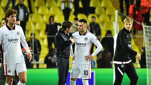Frankfurts Trainer Oliver Glasner und Filip Kostic unterhalten sich nach dem Spiel.