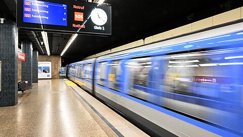 Eine U-Bahn verlässt die U-Bahnstation Theresienstraße.
