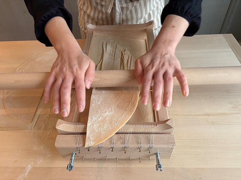 Mit diesem Gerät macht Natalie Pasta alla Chitarra, dicke lange Nudeln in eckiger Form.