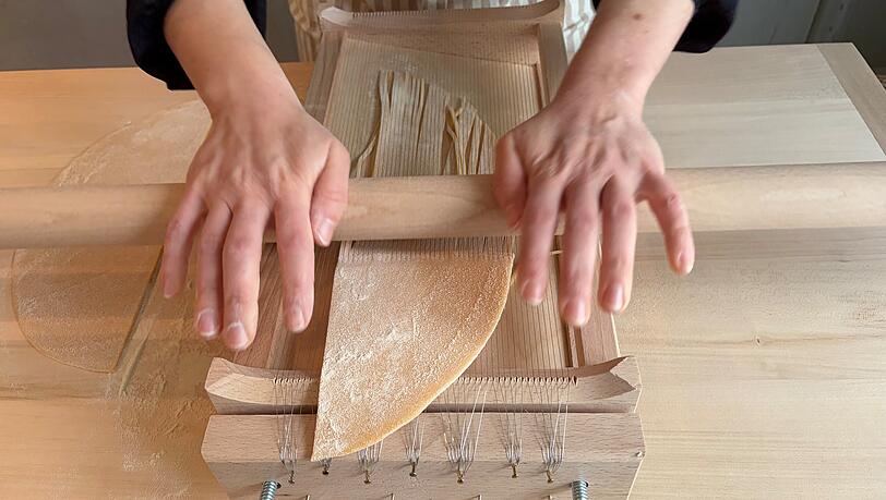Mit diesem Ger&auml;t macht Natalie Pasta alla Chitarra, dicke lange Nudeln in eckiger Form.