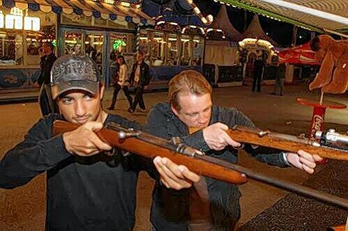 Feuer frei für die Jagd auf die Duisburger Zebras? Jedenfalls versuchten sich Fürths Torjäger Sami Allagui und Trainer Mike Büskens auf dem Nürnberger Volksfest schon mal beim Zielschießen. Die gute Nachricht: Allagui hat getroffen, Büskens dagegen ging leer aus.