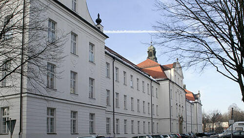 Der Altbau des städtischen Krankenhauses in Harlaching: Die bekannt Klinik wird nun erneuert. Der Altbau des städtischen Krankenhauses in Harlaching: Die bekannt Klinik wird nun erneuert.