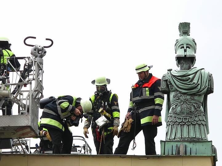 Blitzeinschlag beim Tor zum Hofgarten: Die Bilder vom Feuerwehreinsatz.