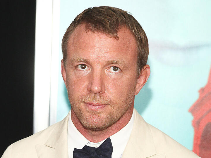 Guy Ritchie an dem Abend, als er seinen zweiten schwarzen Gürtel überreicht bekam