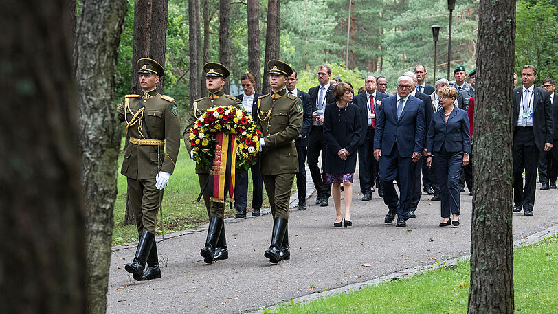Der Bundespräsident und seine Frau an der Holocaust-Gedenkstätte Paneriai in der Nähe von Vilnius.