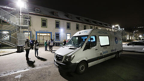 Zwei Mal die Woche parkt der Behandlungsbus in der Bayernkaserne.