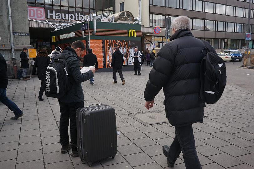 McDonald&rsquo;s zum Beispiel ist aktuell noch ausgelagert &ndash; mit einem Verkaufsstand draußen an der Arnulfstraße. Voraussichtlich im Juli können die ersten Pächter wieder in ihre Läden ziehen, bestätigt ein Bahn-Sprecher. Auch ein paar neue Geschäfte sollen dazu kommen.