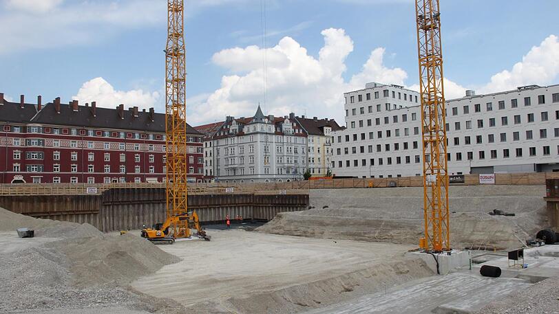 Eine Baugrube an der Welfenstraße. Hier entstehen 390 Wohnungen.