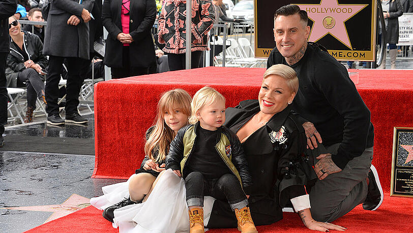 Pink mit ihrer ganzen Familie auf dem Hollywood Walk of Fame Pink mit ihrer ganzen Familie auf dem Hollywood Walk of Fame