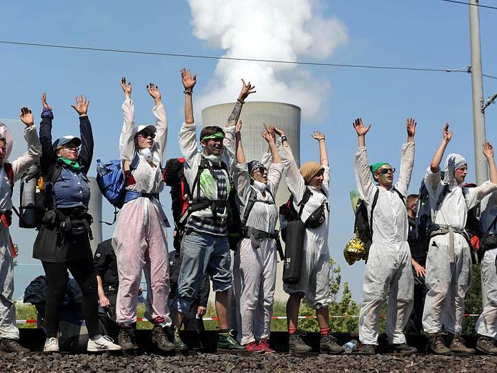 Demonstranten fordern mehr Klimaschutz im Rheinland - und ein Ende des Braunkohleabbaus.