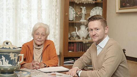 Gisela Äckerlein sorgt sich wegen einer Erbschaftssteuerreform um ihre Immobilie. Der CSU-Bundestagsabgeordnete Wolfgang Stefinger will, dass das Gesetz nicht kommt.