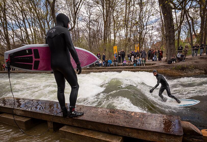 Das kurze Intermezzo an der Welle lockte viele Schaulustige.