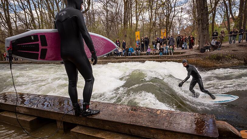 Das kurze Intermezzo an der Welle lockte viele Schaulustige.