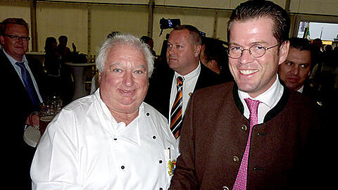 Strahlte: Minister Karl-Theodor zu Guttenberg mit Festwirt Conny Bösl beim Berliner Oktoberfest-Start.