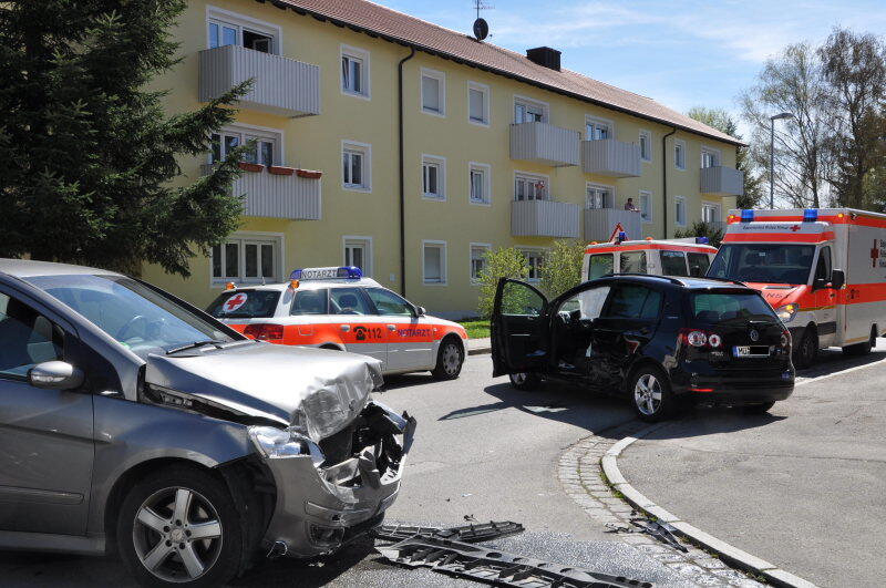 Ein Mercedesfahrer missachtet die Vorfahrt und knallt in einen VW.