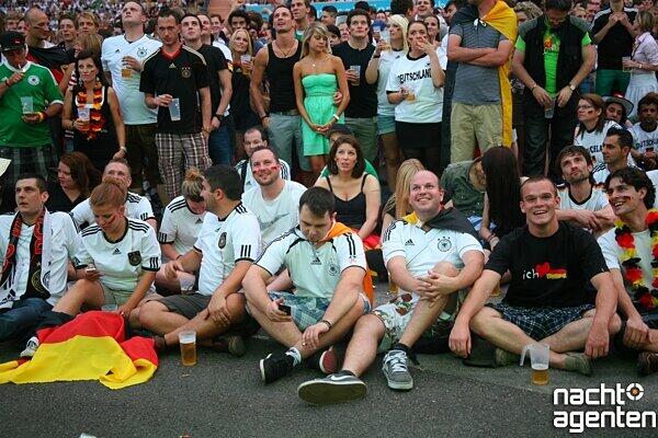 Public Viewing im Olympiastadion: So fieberten die Fans mit der deutschen Mannschaft.