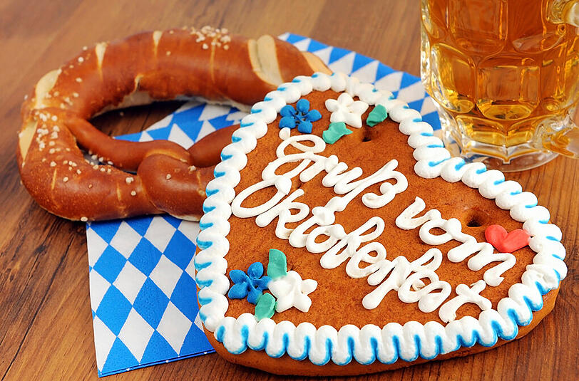 Eine Maß Bier, eine Brez'n und ein Herzerl - so schön ist das Oktoberfest.