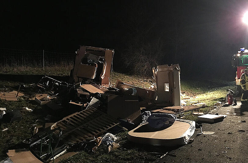 Bilder vom Unfallort in Altdorf: Auf der A3 kollidierte ein Wagen mit einem Wohnmobil, welches vollkommen zerfetzt wurde.