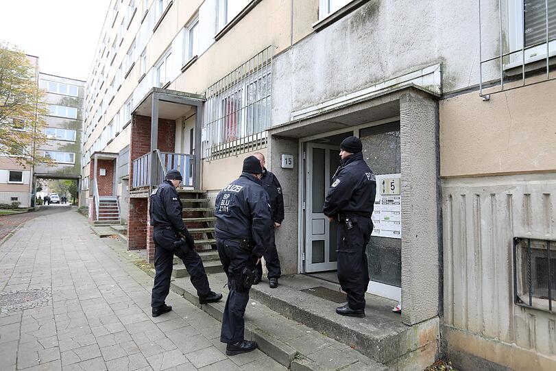 Polizisten sind im Plattenbauviertel Neu Zippendorf in Schwerin (Mecklenburg-Vorpommern) im Einsatz, wo bei einem Anti-Terror-Einsatz ein mutmaßlicher Islamist aus Syrien festgenommen wurde.